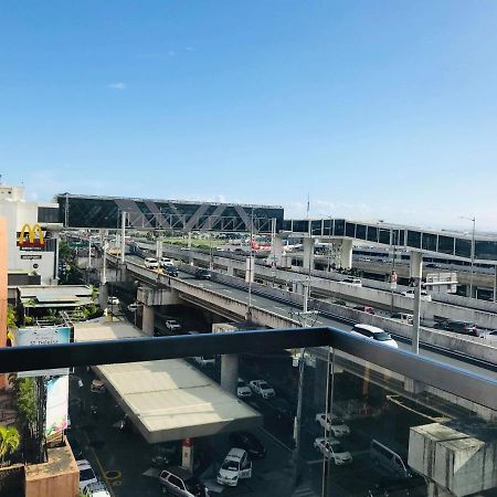 One Palm Tree Villas Across Naia-T3 Манила Екстериор снимка