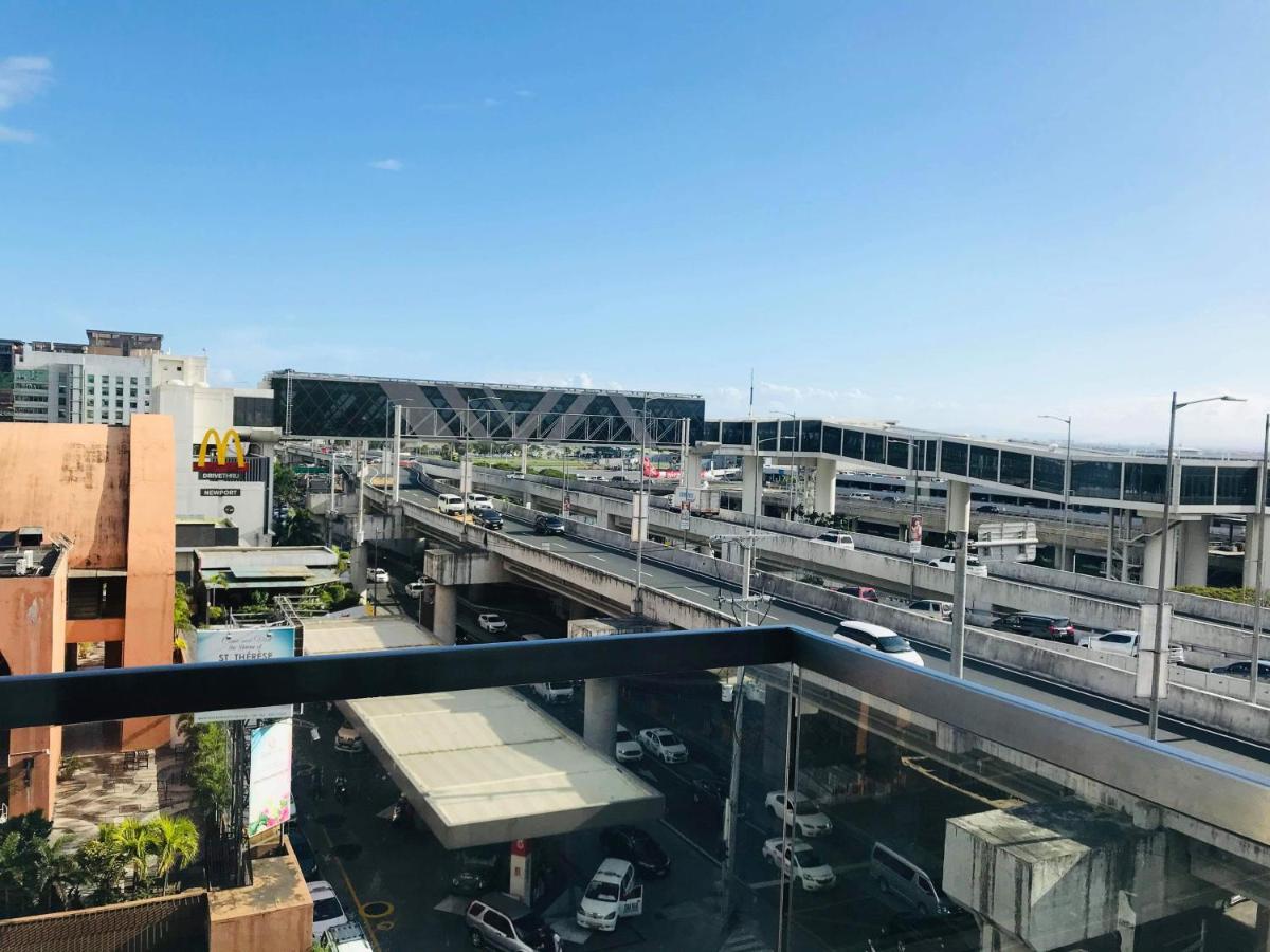 One Palm Tree Villas Across Naia-T3 Манила Екстериор снимка