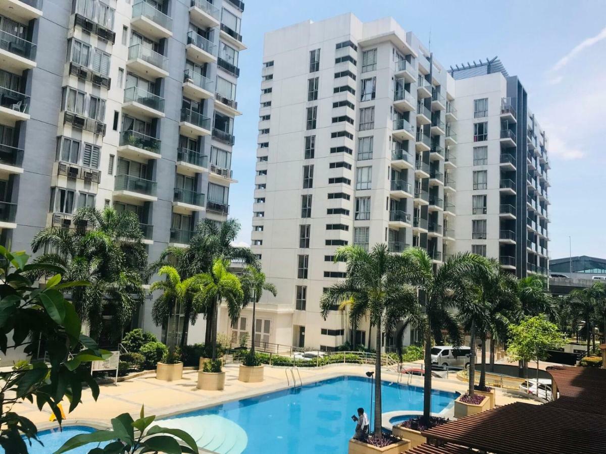 One Palm Tree Villas Across Naia-T3 Манила Екстериор снимка