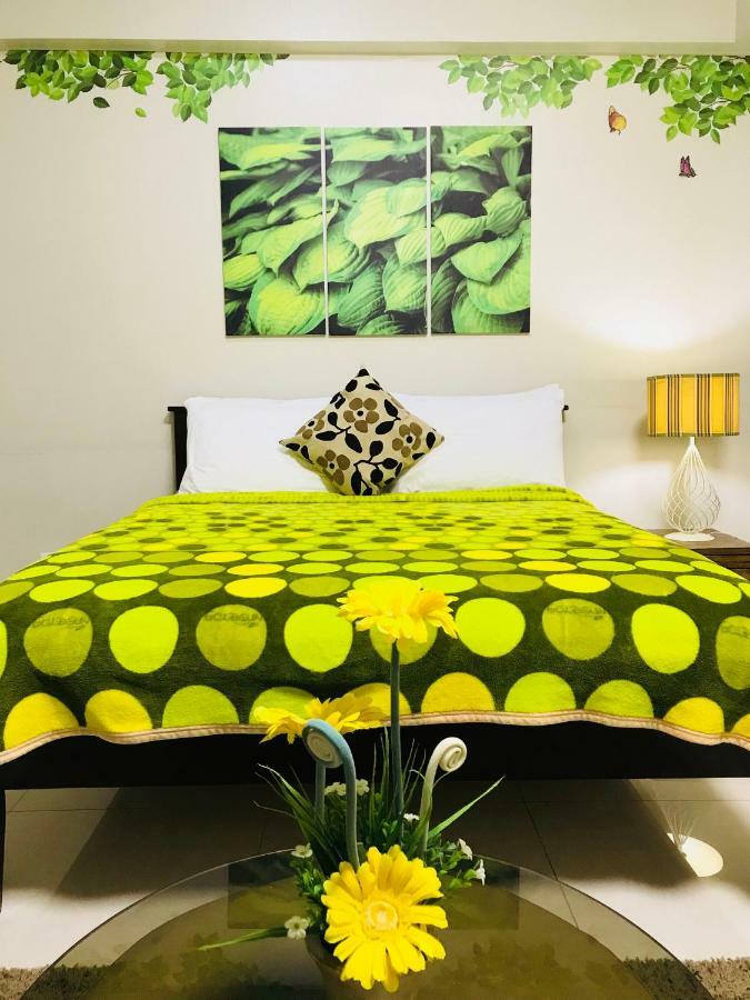 One Palm Tree Villas Across Naia-T3 Манила Екстериор снимка