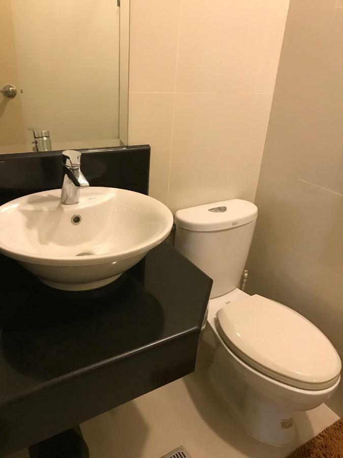 One Palm Tree Villas Across Naia-T3 Манила Екстериор снимка