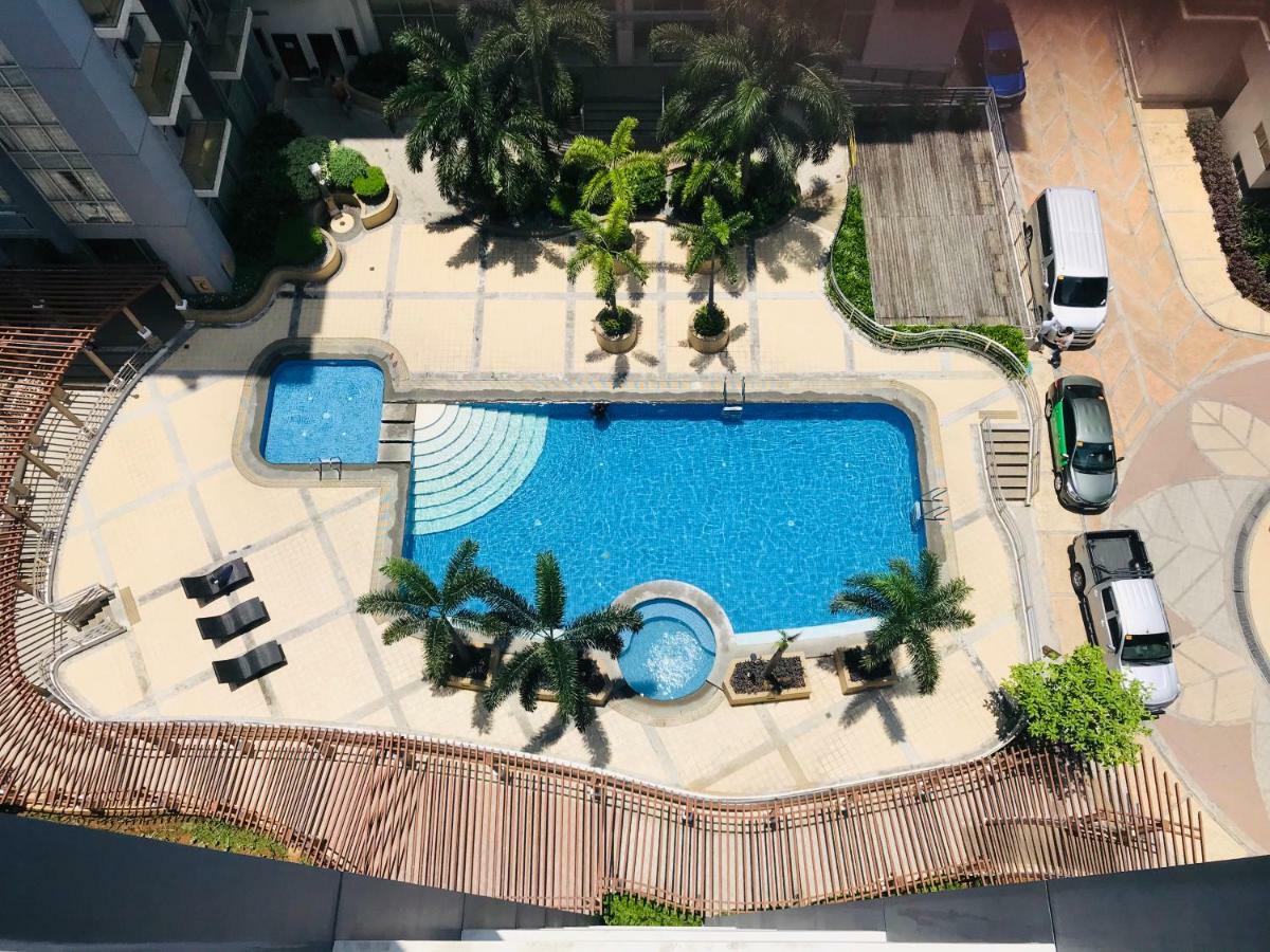 One Palm Tree Villas Across Naia-T3 Манила Екстериор снимка
